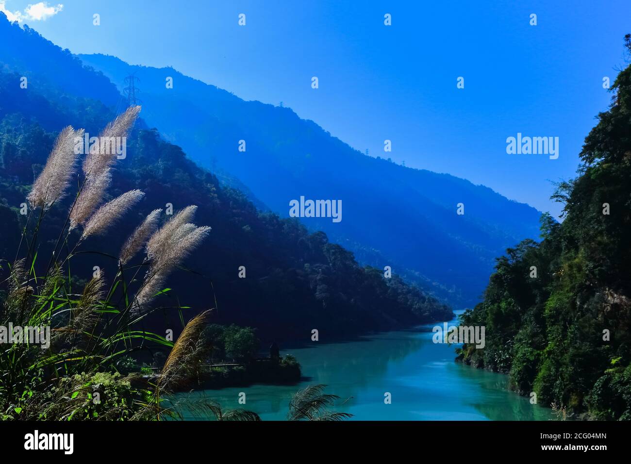 Teesta Fluss fließt von Sikkim zu Darjeeling Bezirk mit Üppig grüne Hügel und Berge auf beiden Seiten Stockfoto
