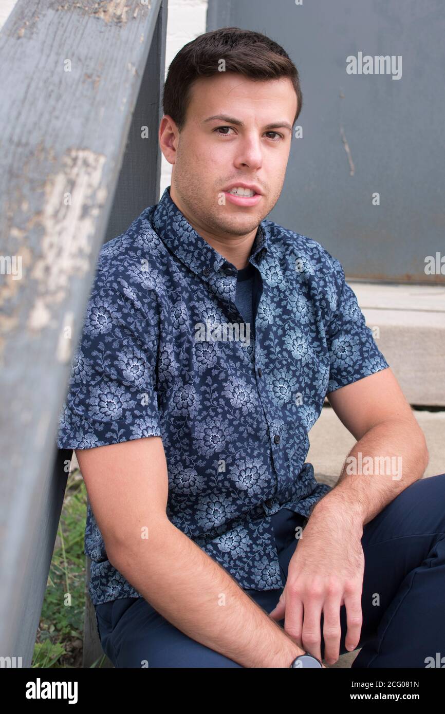 Außenporträts eines kaukasischen Mannes Stockfoto