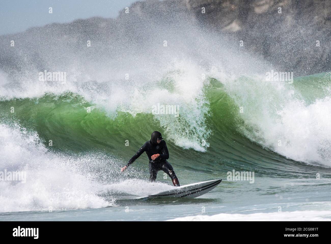 Spektakuläre Action als Surfer reitet eine besonders knorrige Welle am Fistral in Newquay in Cornwall. Stockfoto
