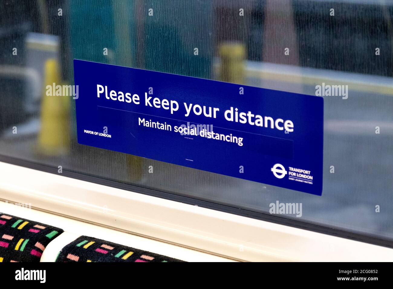 7. September, London, UK - 'Bitte halten Sie Abstand' Schild in der Metropolitan Line Rohrwagen während der Coronavirus-Pandemie Stockfoto
