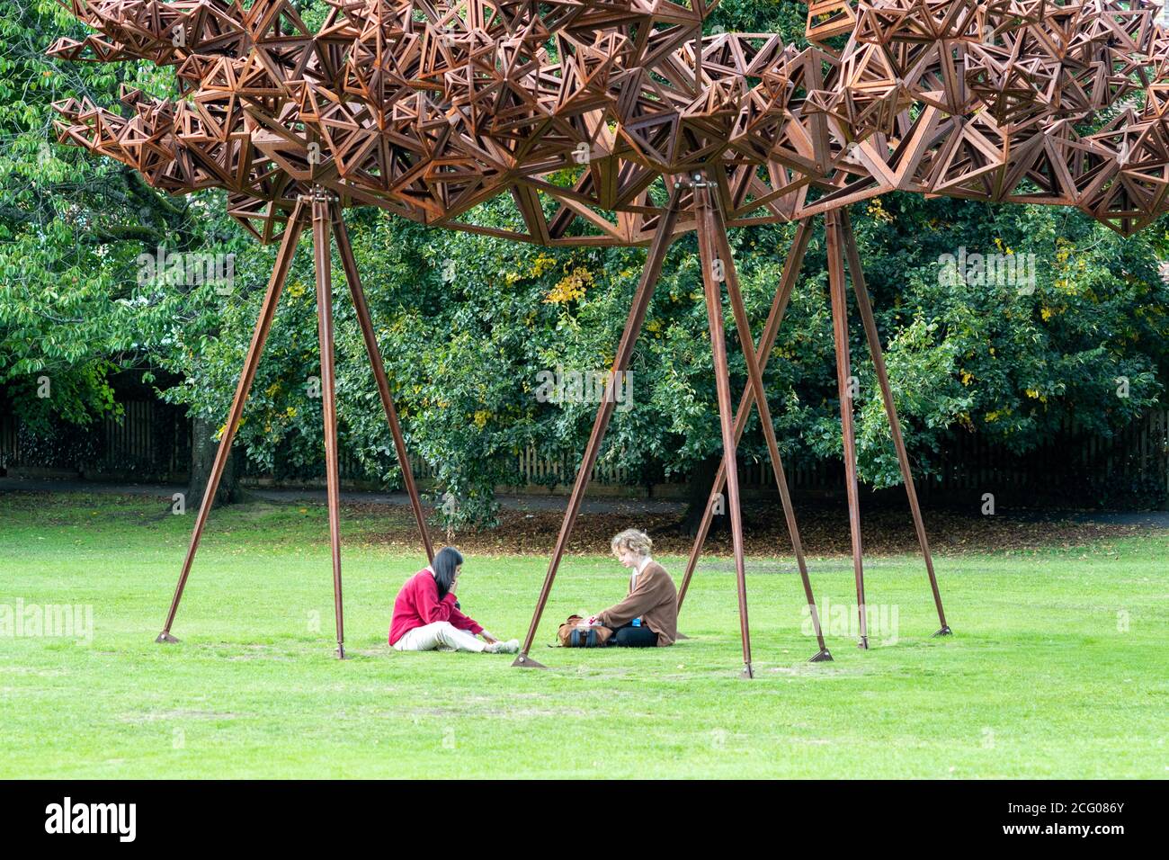 Das Stück Conrad Shawcross mit dem Titel Formation (The Dappled Light of the Sun) ist unter riesigen zeitgenössischen Stücken auf dem Gelände der Kathedrale von Salisbury als Teil einer Kunstausstellung namens Spirit and Endeavour, die 800 Jahre seit der ersten Steinlegung der Kathedrale feiert, Salisbury, Wiltshire, Großbritannien, 8. September 2020. Stockfoto