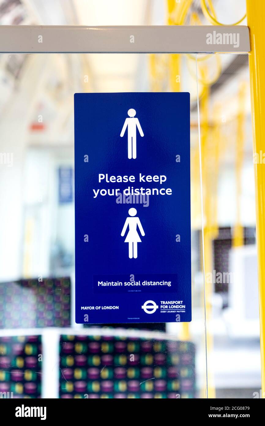 7. September, London, UK - 'Bitte halten Sie Abstand' Schild in der Metropolitan Line Rohrwagen während der Coronavirus-Pandemie Stockfoto
