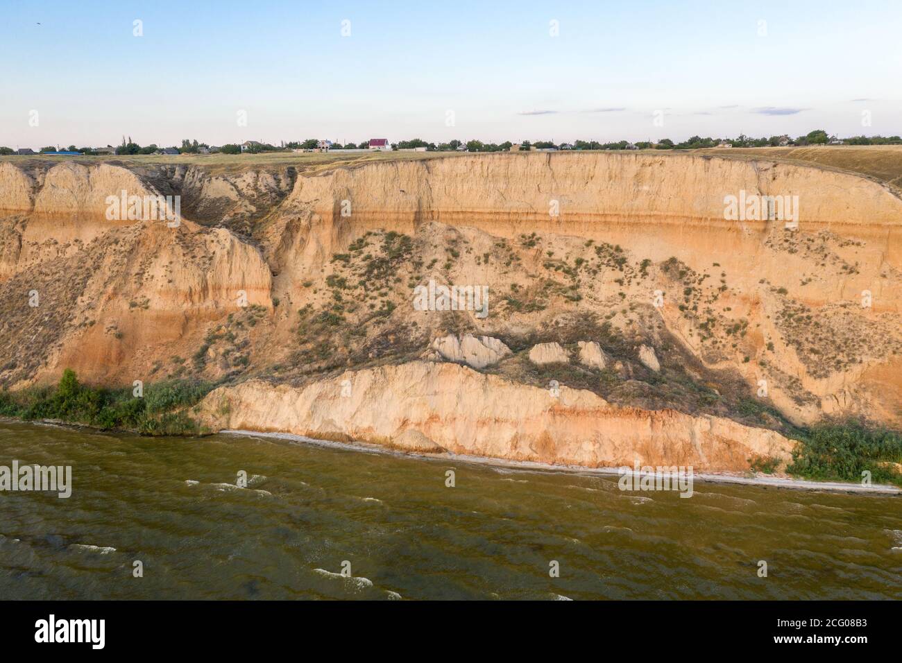 Canyon in der Nähe des Meeres bei Sonnenuntergang in der Region Cherson Luftaufnahme Stockfoto