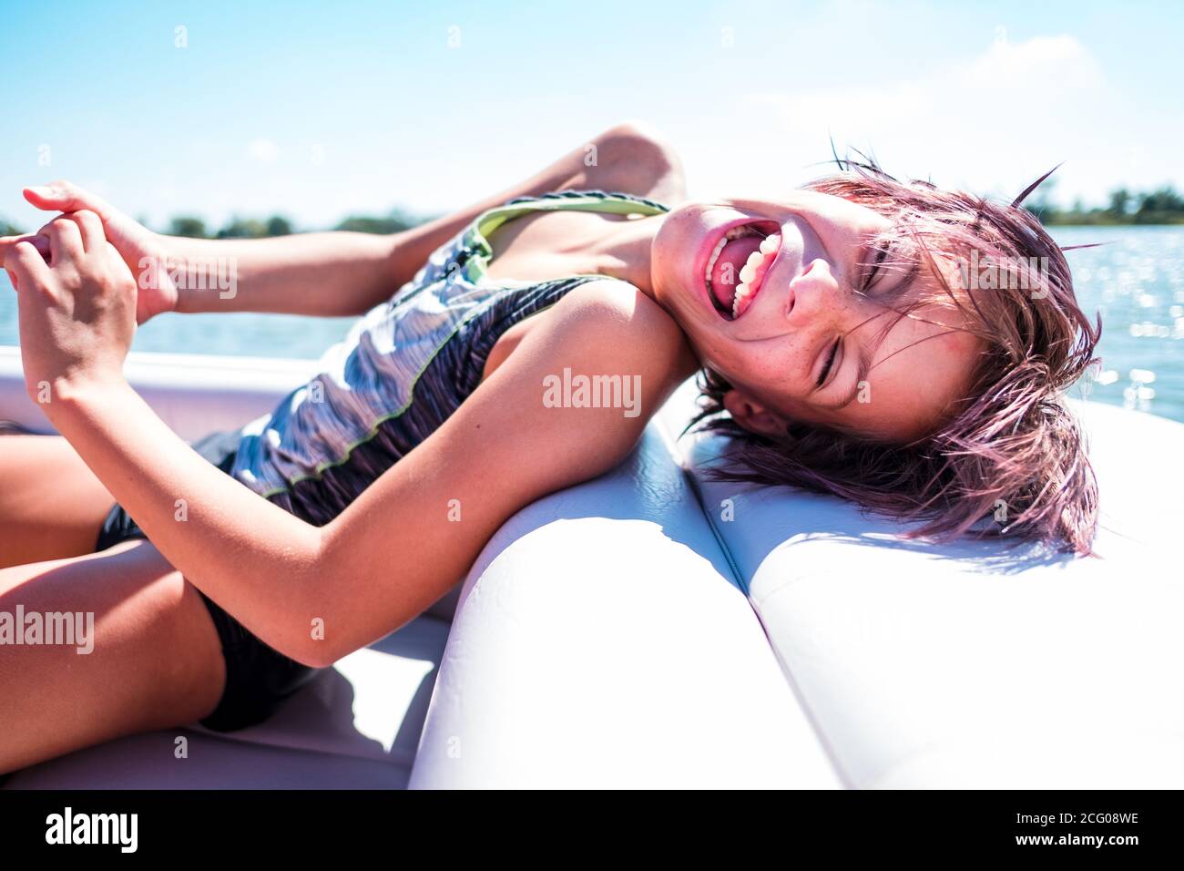 Lachendes Mädchen auf einem Boot in hawaii Stockfoto