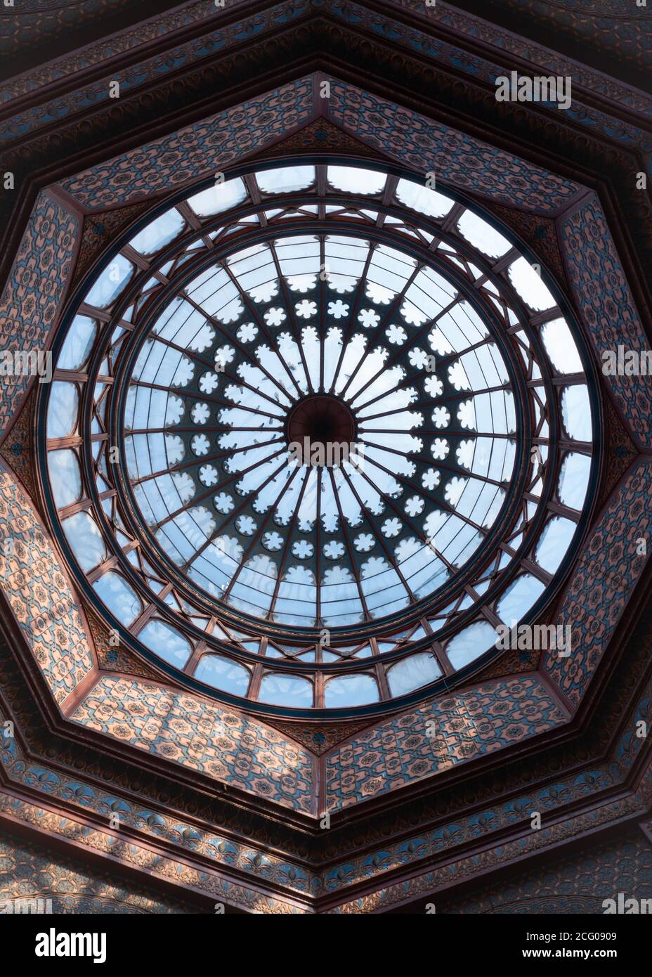 Maurisches Kuppeldesign mit geometrischen Mustern aus Stahl und Glas. Stockfoto