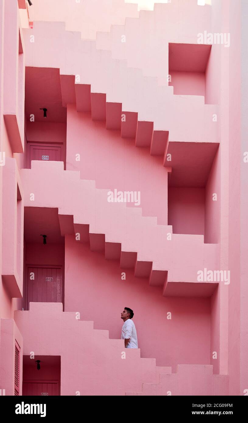 Junger latein in der 'Muralla Roja' in Calpe, Spanien Stockfoto