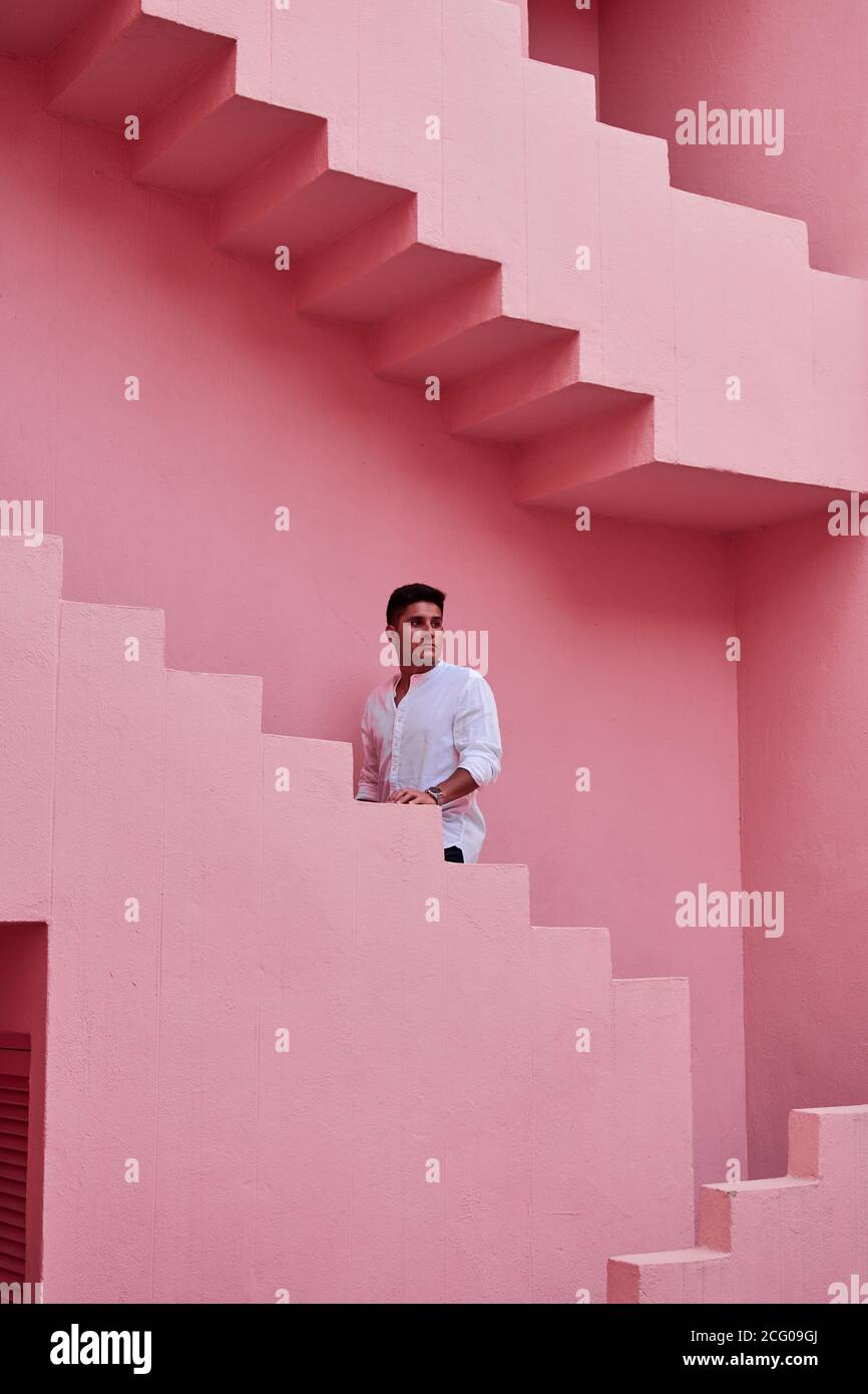 Junger latein in der 'Muralla Roja' in Calpe, Spanien Stockfoto