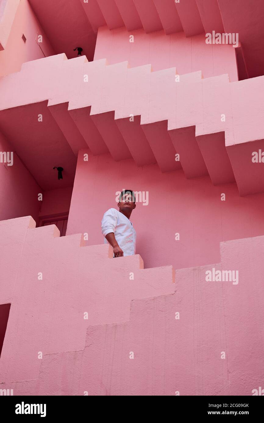 Junger latein in der 'Muralla Roja' in Calpe, Spanien Stockfoto