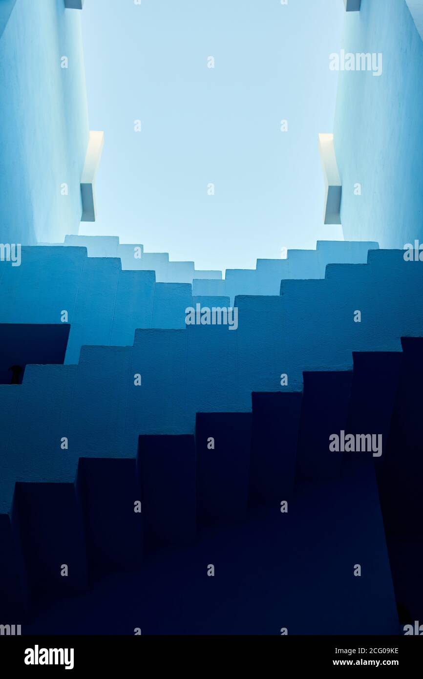 Blaues Gebäude in der 'Muralla Roja' in Calpe, Spanien Stockfoto