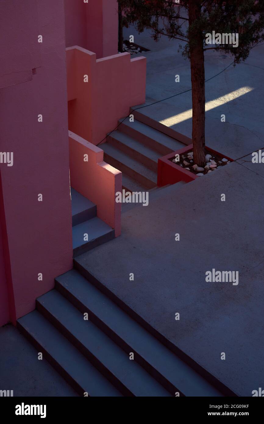 Detail des 'Muralla Roja' Gebäudes bei Sonnenuntergang in Calpe, Spanien Stockfoto