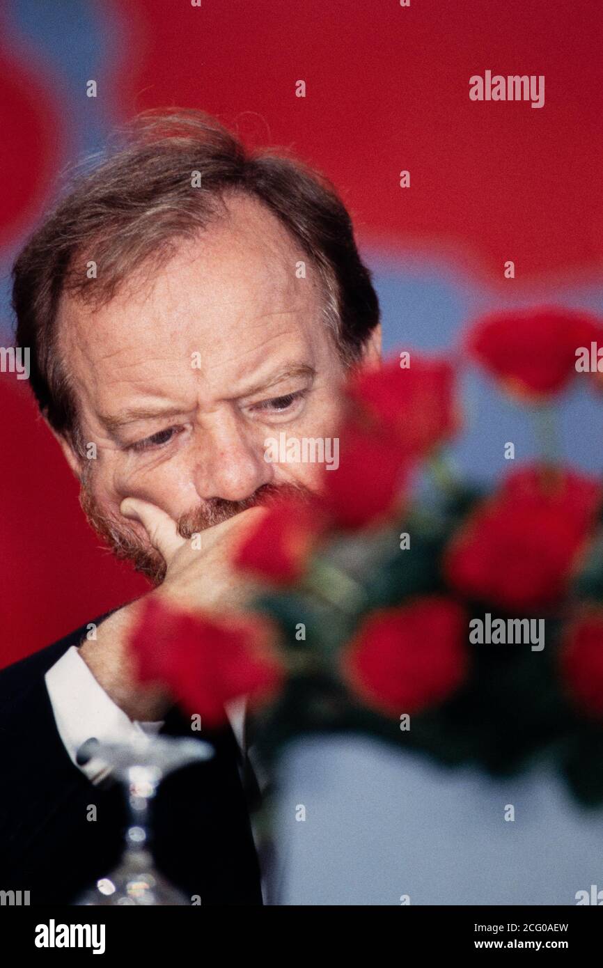 Robin Cook MP auf der Plattform auf der Labour Party Konferenz in Brighton. 27. September 1993. Foto: Neil Turner Stockfoto