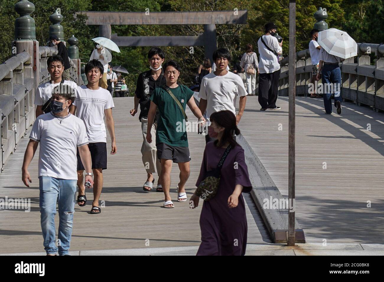 Ise, Japan. September 2020. Touristen besuchen den Ise Jingu-Schrein.die japanische Regierung treibt die umstrittene "Go to Travel"-Rabattkampagne voran, die seit Juli Inlandsreisen fördert, um der Wirtschaft des Landes zu helfen. Kredit: SOPA Images Limited/Alamy Live Nachrichten Stockfoto