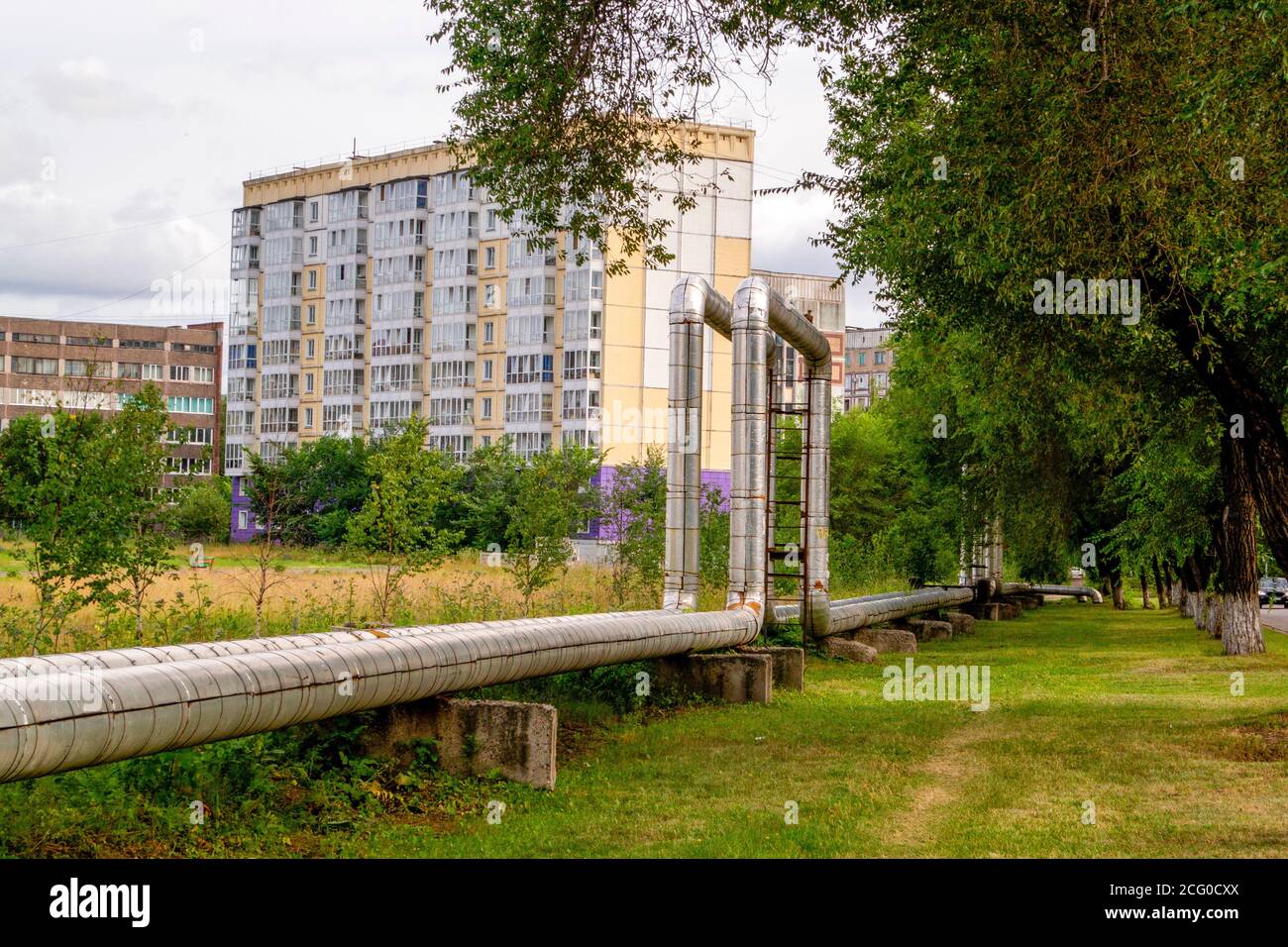 Ein Heizrohr, das über der Erde in der Stadt läuft, Stockfoto