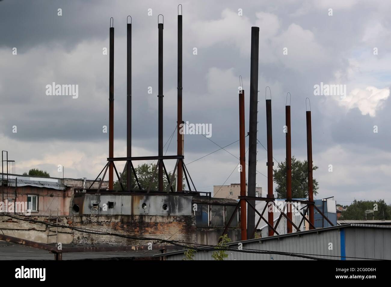 Mehrere Eisenkamine des Kesselhauses gegen die Bewölkung Himmel Stockfoto