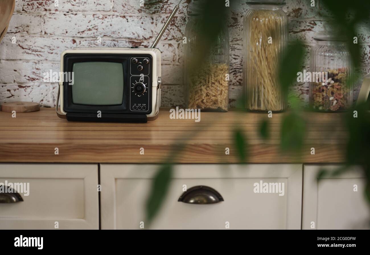 Alter Vintage-Fernseher auf der Küchenunterstand Stockfoto