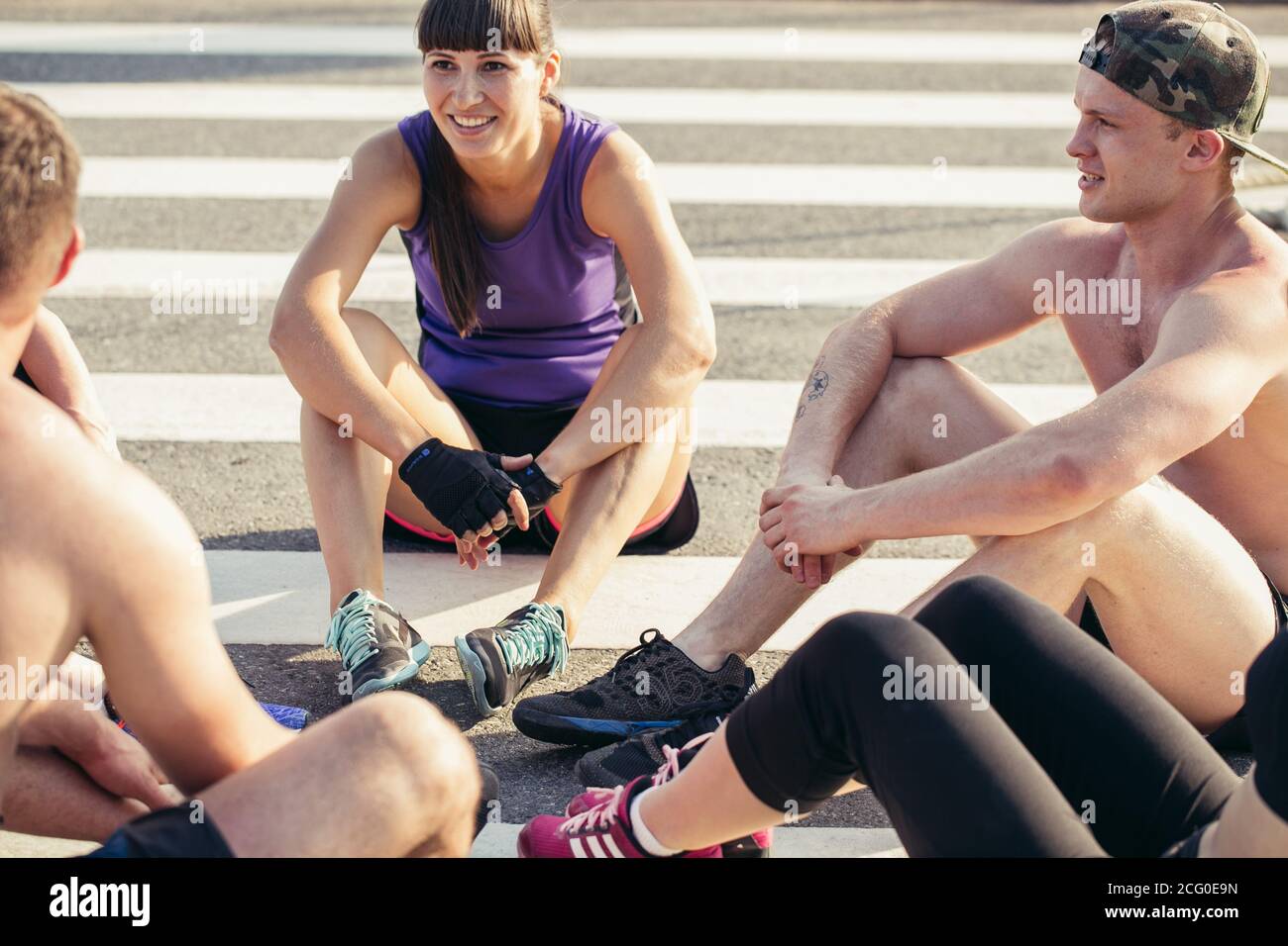 Gruppe von Freunden entspannen und eine Pause nach der Arbeit In einem Cross-Training-Fitnessstudio Stockfoto