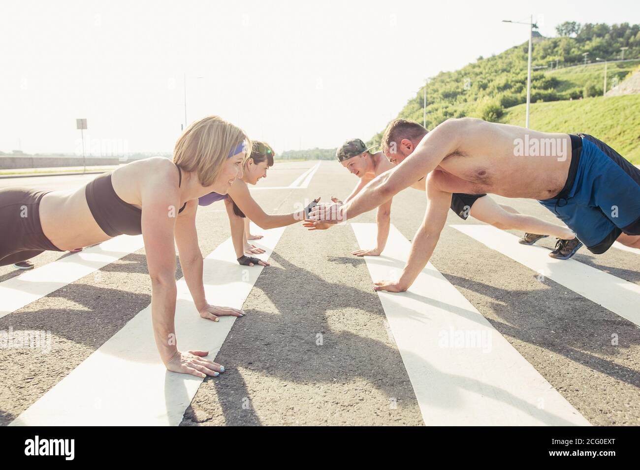 Seitliche Sicht auf eine Gruppe von Leuten, die Push-ups Stockfoto