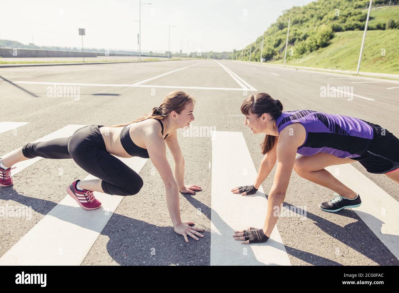 Seitliche Sicht auf eine Gruppe von Leuten, die Push-ups Stockfoto