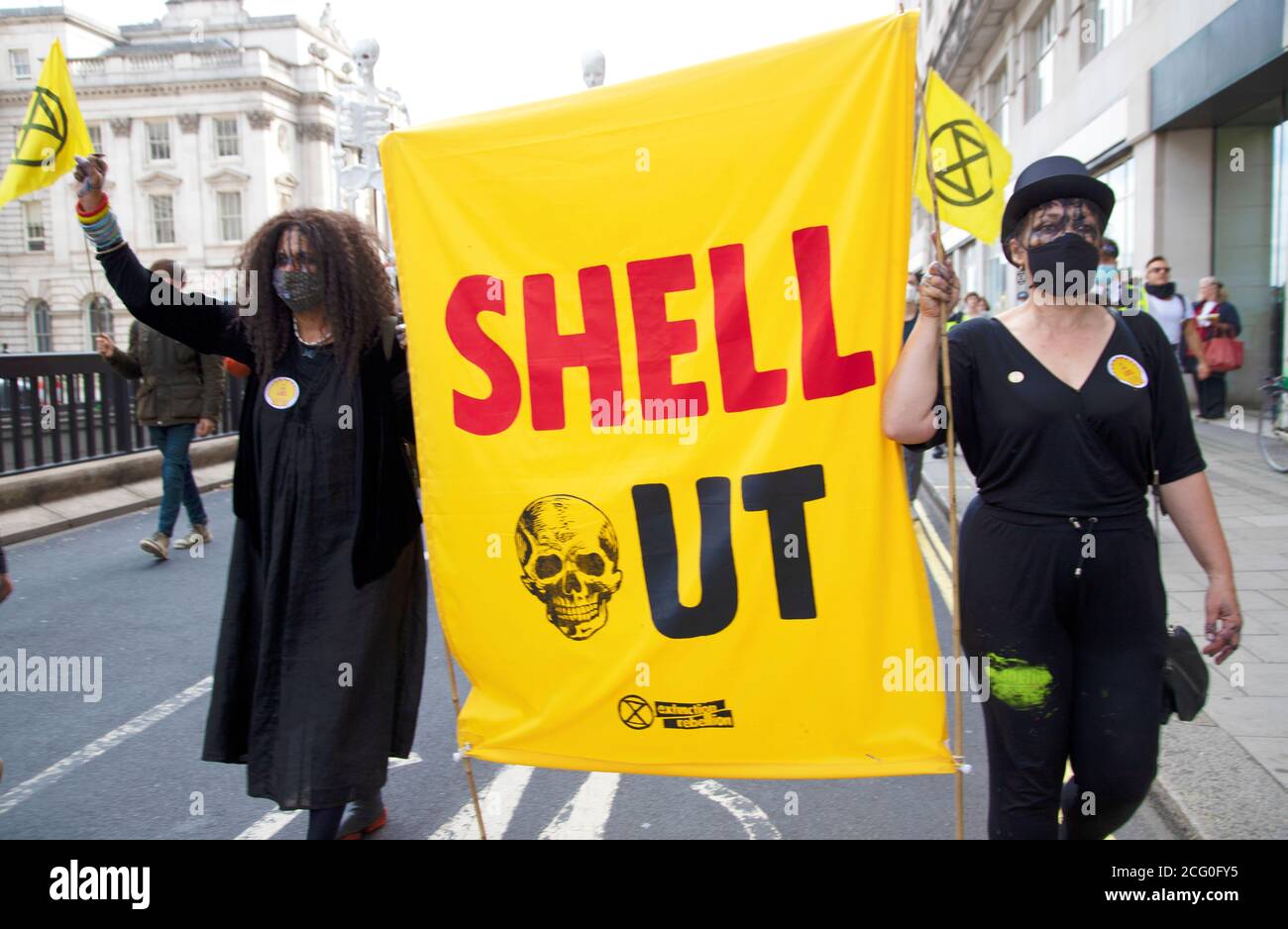 London, Großbritannien. September 2020. Extinction Rebellion Protestierenden halten eine Demonstration vor den Shell Büros, Jubilee Gardens, London, 8. September 2020 ab und fordern ein Ende der fossilen Energiegewinnung, des Ökozids und der Unterdrückung im globalen Süden, gefolgt von einem reparationsmarsch zum Parlament.Quelle: Denise Laura Baker/Alamy Live News Stockfoto