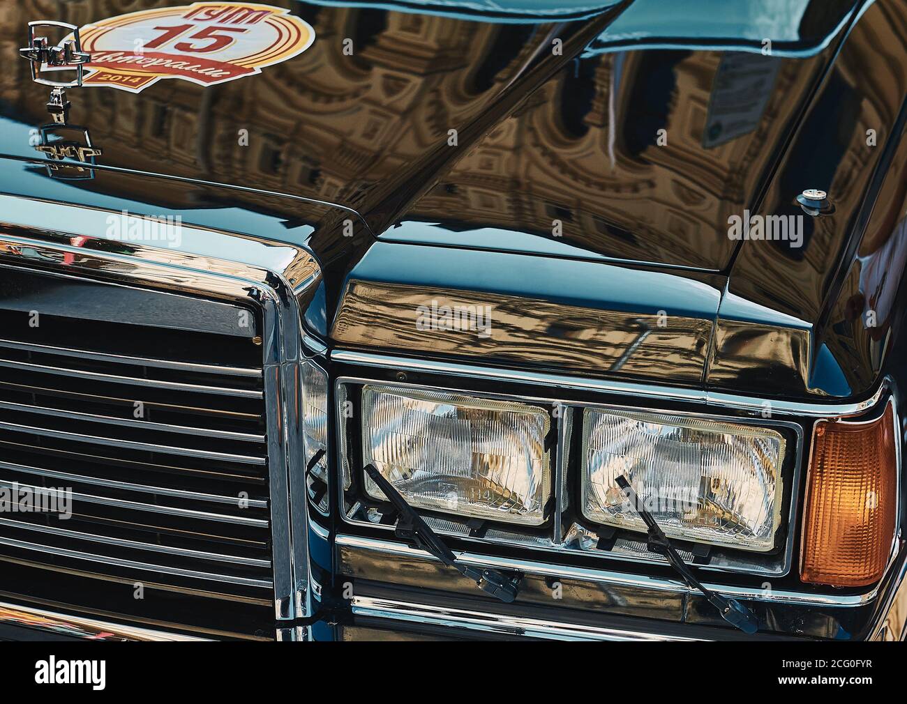 Fragment von ZIL 41047 Executive Class Limousine, Oldtimer-Rennen Gorkyclassic: Moskau, Russland Stockfoto