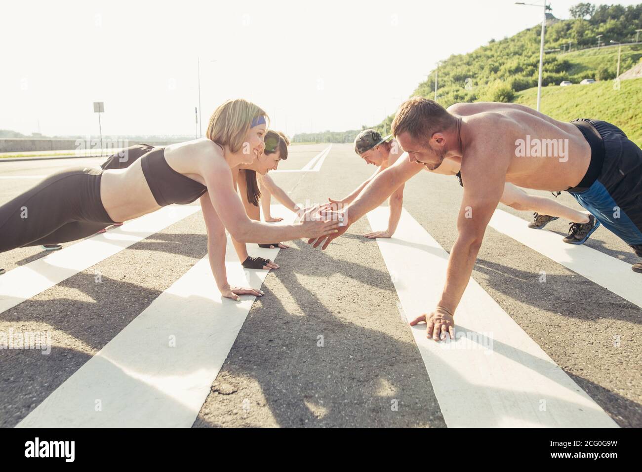 Fit junge Menschen auf Planken im Freien konzentriert Stockfoto