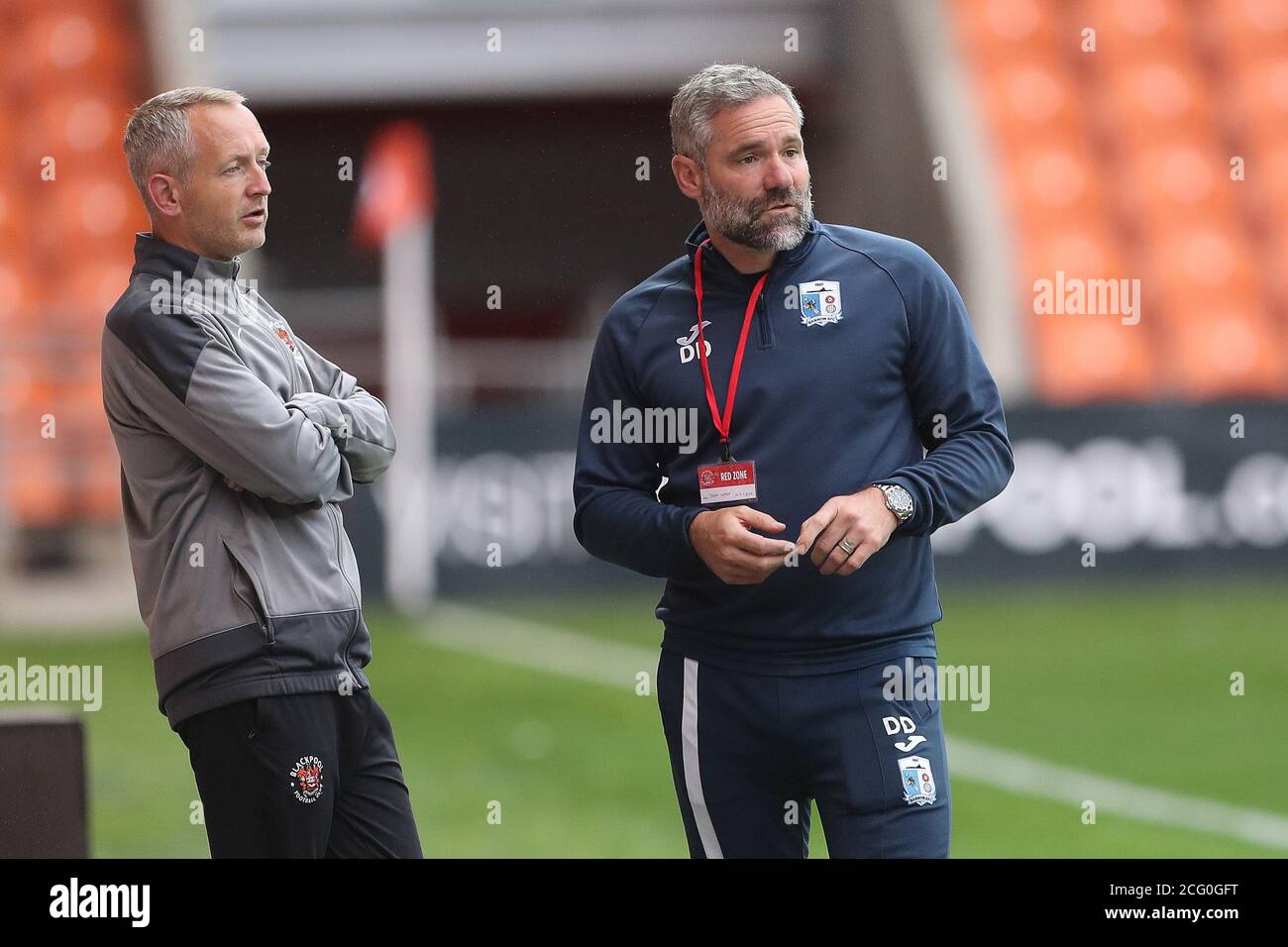 BLACKPOOL, ENGLAND. 8. SEPTEMBER 2020 Barrow-Manager David Dunn (r) während der EFL Trophy Spiel zwischen Blackpool und Barrow in Bloomfield Road, Blackpool. (Kredit: Mark Fletcher, Mi News) Kredit: MI Nachrichten & Sport /Alamy Live Nachrichten Stockfoto