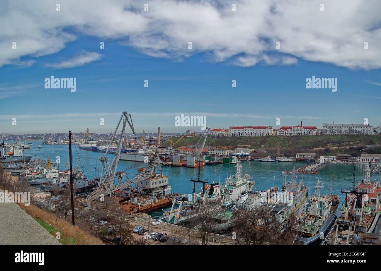 Blick auf die Schiffe in der südlichen Bucht von Sewastopol. Marineschiffe, die in der Bucht Schlange stehen. Stockfoto