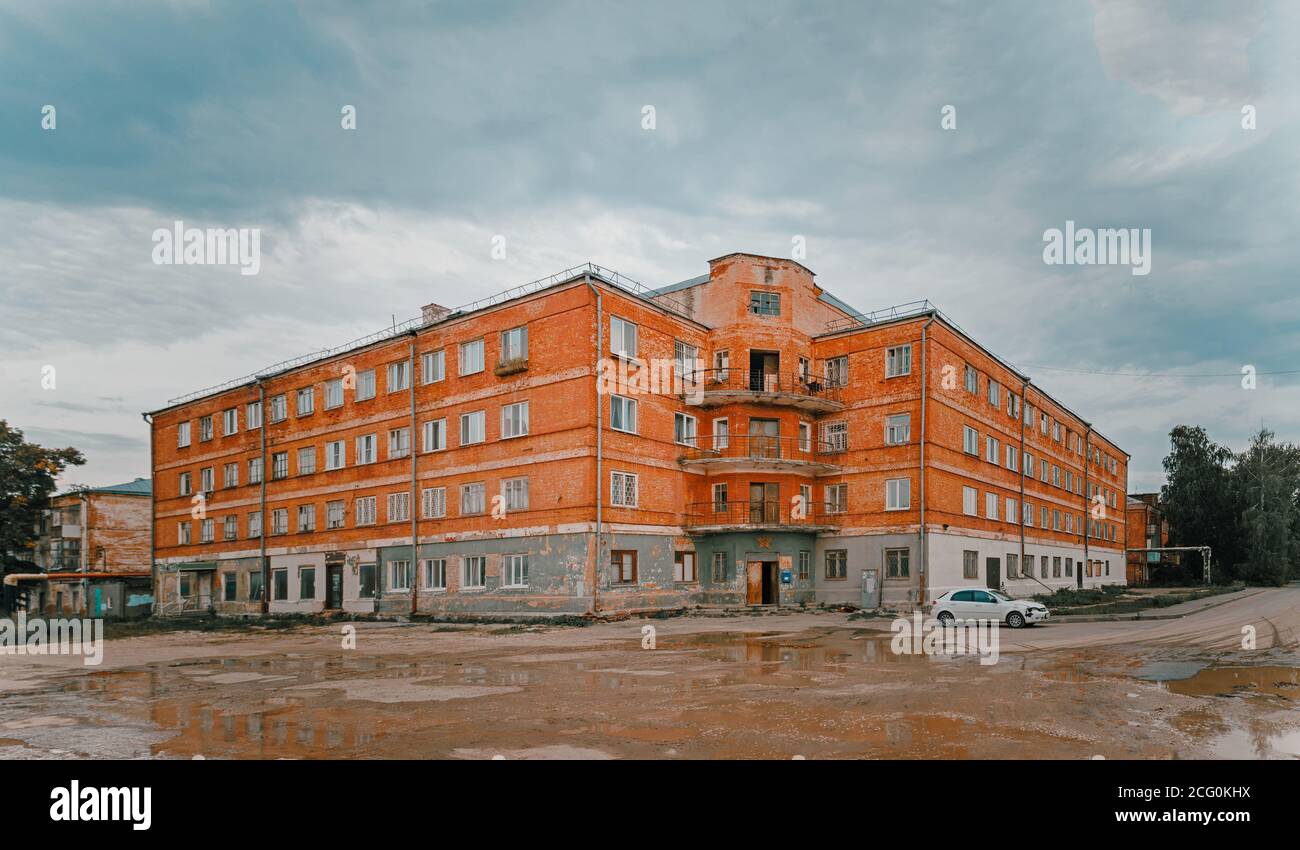 Haus im Stil des Konstruktivismus am Stadtrand von Kasan, Russland. Russische Avantgarde oder Konstruktivismus. Erbaut 1930. Stockfoto