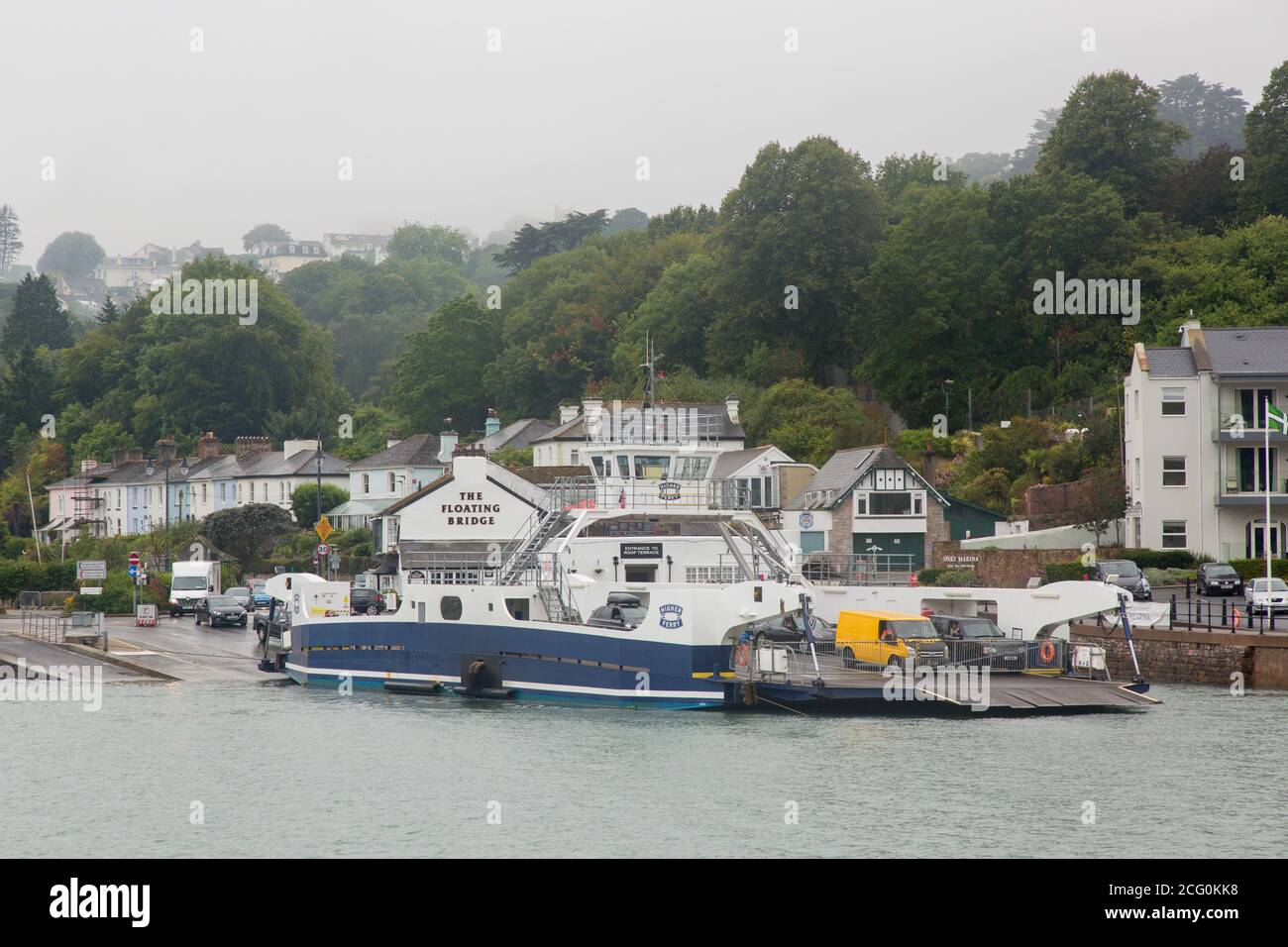 Die obere Autofähre, die zwischen Dartmouth und Kingswear auf dem Fluss Dart, Dartmouth, Devon, England, Vereinigtes Königreich fährt. Stockfoto