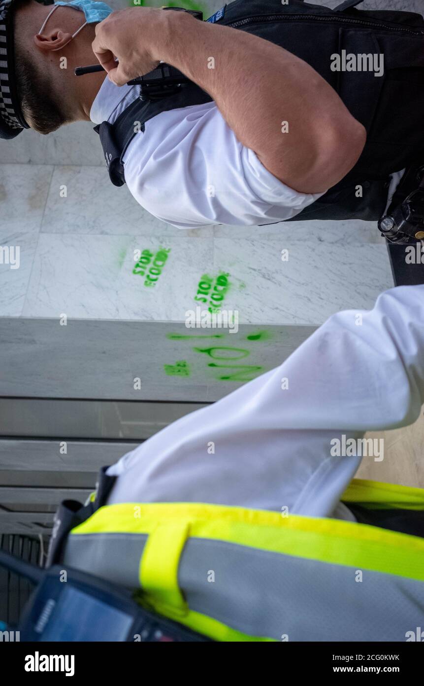 London, Großbritannien. September 2020. Der Protest wird von den Slicks, Rebellen in schwarz, als sie durch London in Richtung parliament Square marschiert - Aussterben verbunden Stockfoto