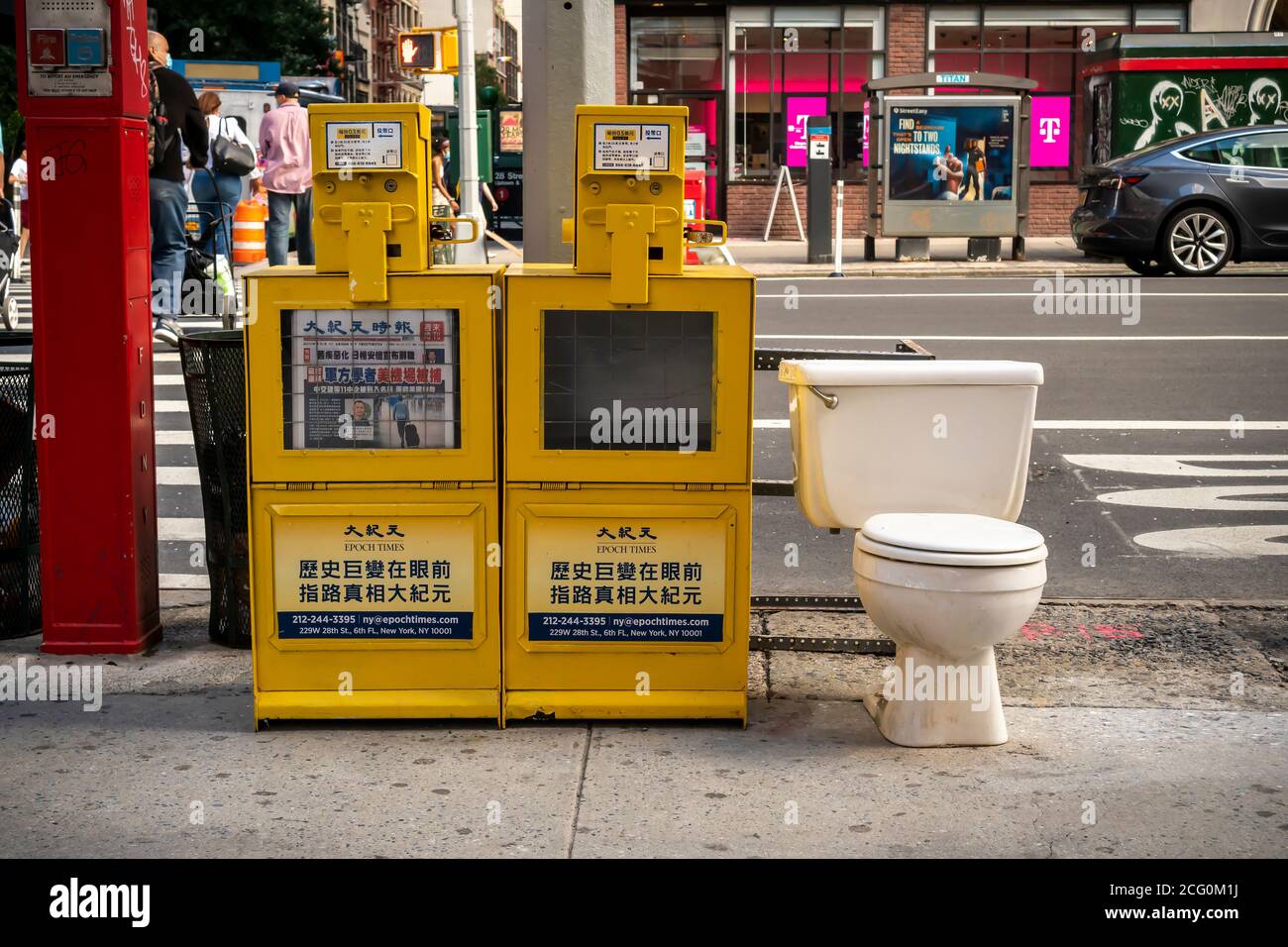 Zeitungskisten für die Epoch Times, mit einer ausrangierten Toilettenschüssel, in Chelsea in New York am Sonntag, 30. August 2020. (© Richard B. Levine) Stockfoto