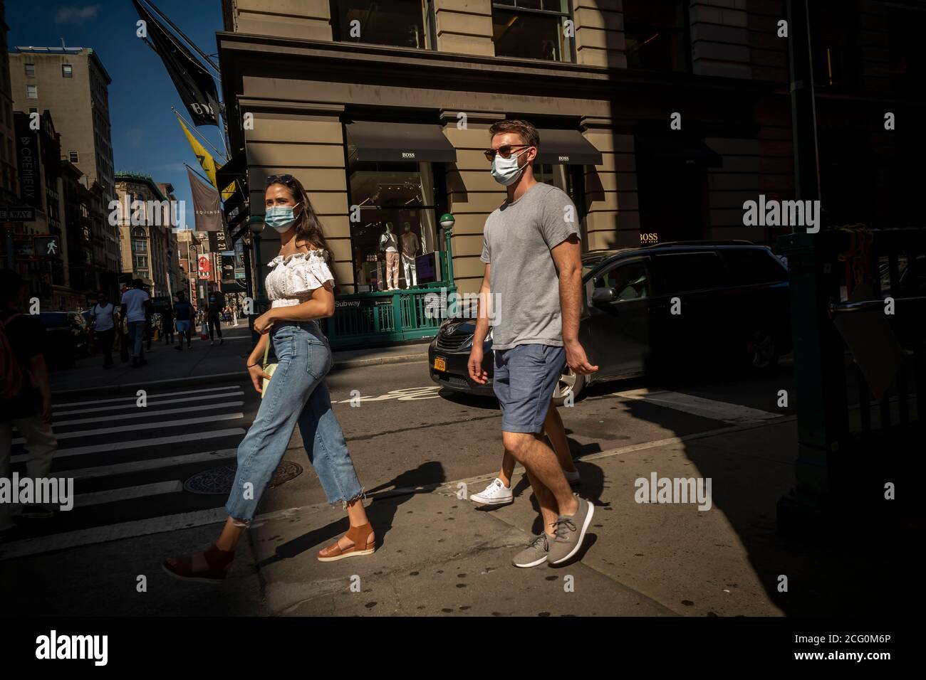 Menschen mit Masken in New York am Sonntag, 23. August 2020 . (© Richard B. Levine) Stockfoto