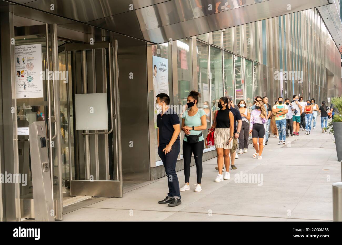 Am Samstag, den 29. August 2020, stehen die Einkäufer im schließenden Neiman Marcus-Laden in den Hudson Yards in New York an. In Konkurs, Neiman Marcus räumt ihren Standort in Hudson Yards, wo es der Ankermieter ist. (© Richard B. Levine) Stockfoto