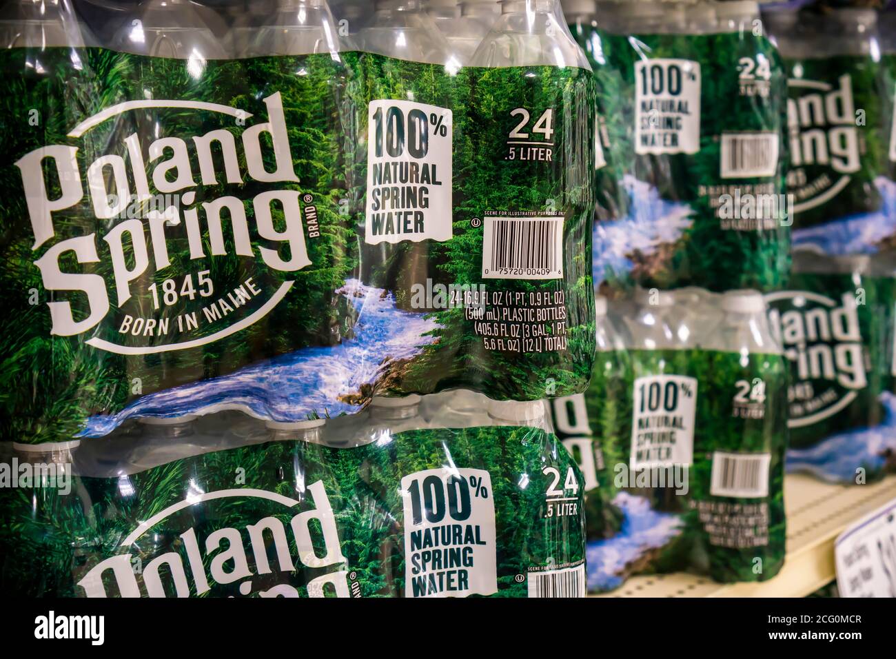 Fälle von Polen Frühling Brandwasser in einem Supermarkt in New York am Dienstag, 25. August 2020. (© Richard B. Levine) Stockfoto