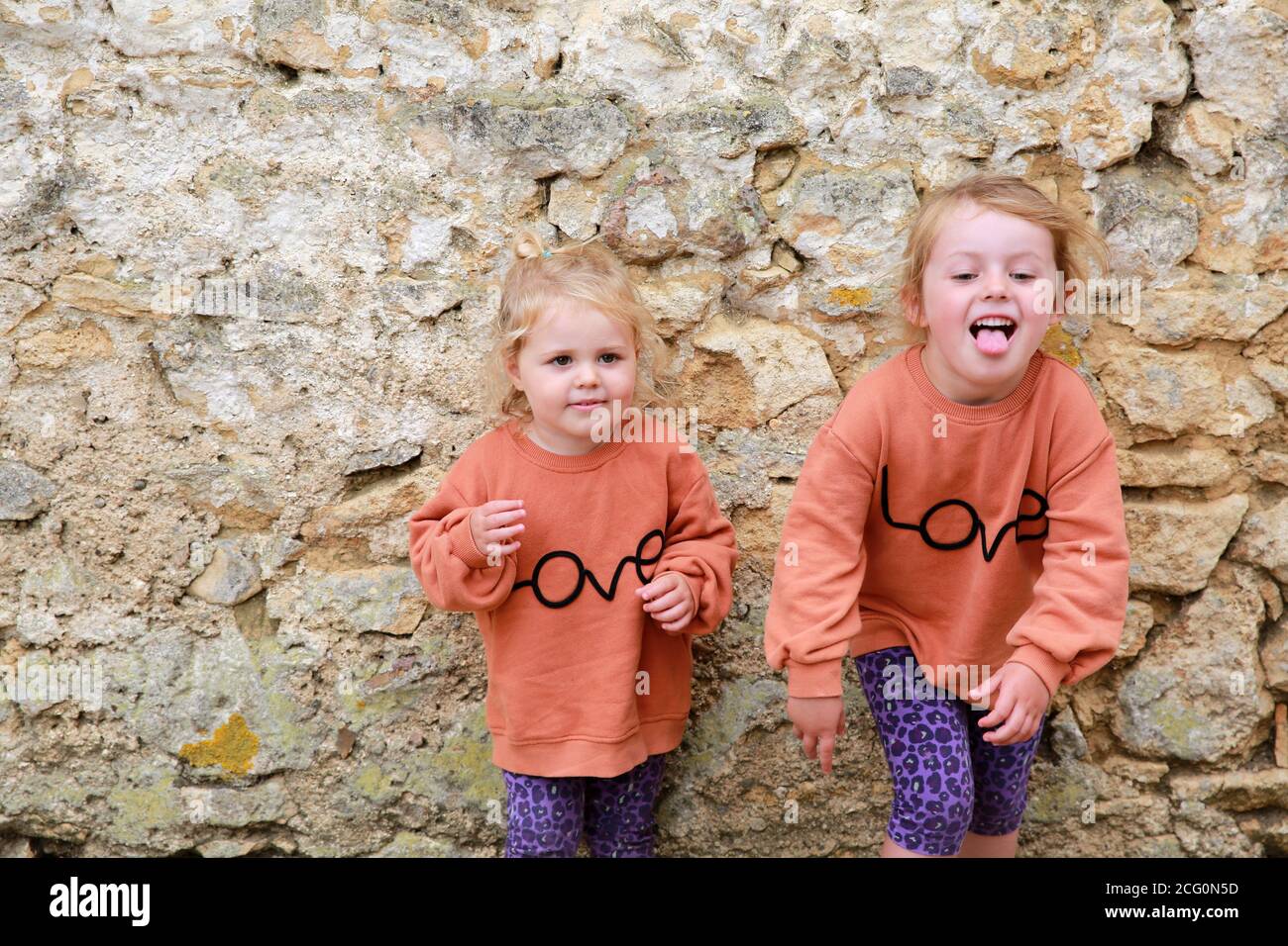 Portrait von zwei kleinen Schwestern in passenden Springer. Stockfoto