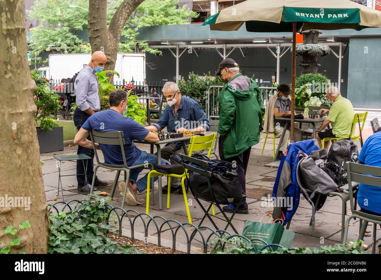 Schachspieler im Bryant Park in New York, während sie ihre Masken am Mittwoch, den 2. September 2020 trugen. (© Richard B. Levine) Stockfoto