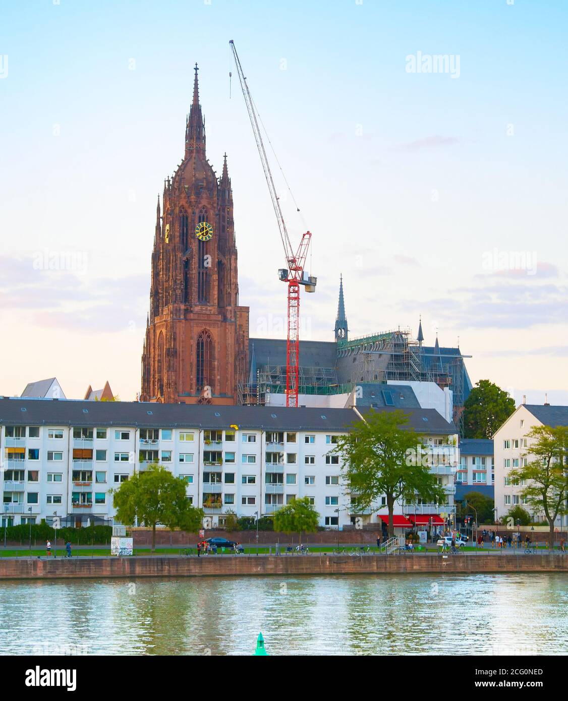 Skyline von Frankfurt mit Menschen, die am Main spazieren und den Bau des Frankfurter Doms im Hintergrund. Deutschland Stockfoto