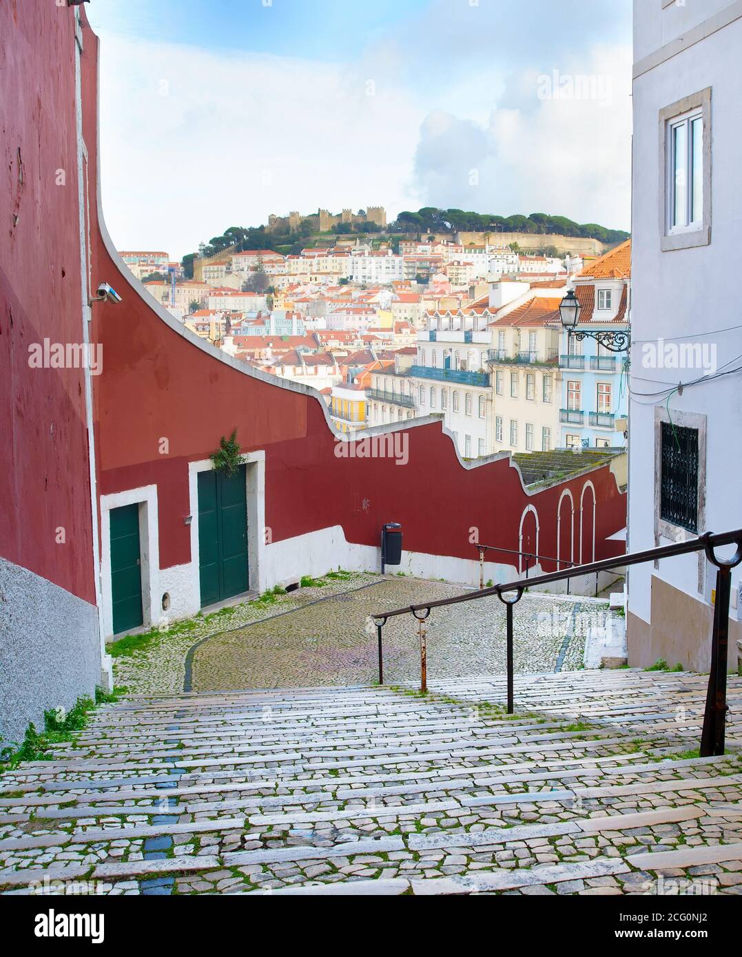 Leere Straße und Skyline der Altstadt von Lissabon mit Schloss Lissabon auf einem Gipfel eines Hügels. Portugal Stockfoto