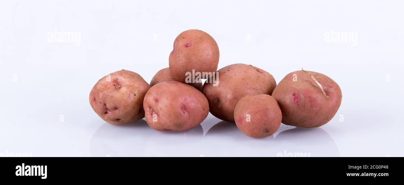 Kartoffeln in einem Haufen isoliert auf weißem Hintergrund mit Reflexion Stockfoto