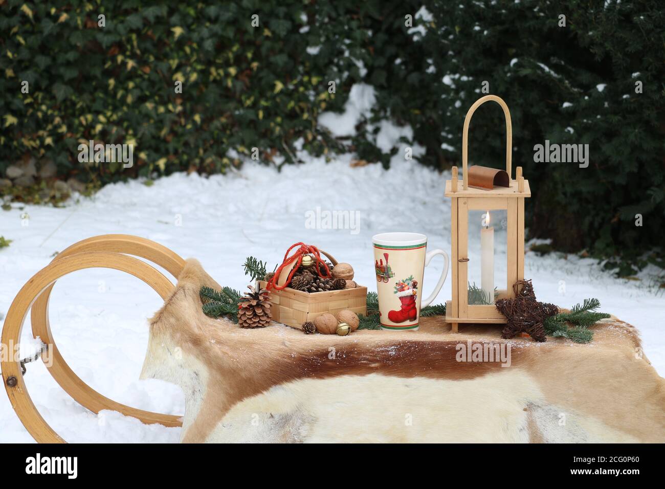 weihnachtsdekoration mit Schlitten, Laterne und Zapfen Stockfoto