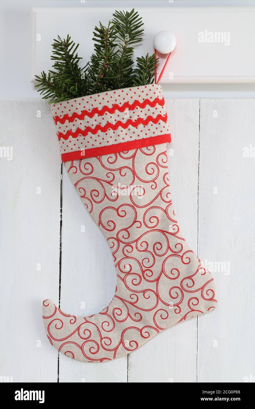 Weihnachtsmann´s Strumpf in rot und weiß mit Tannenzweigen gefüllt Stockfoto