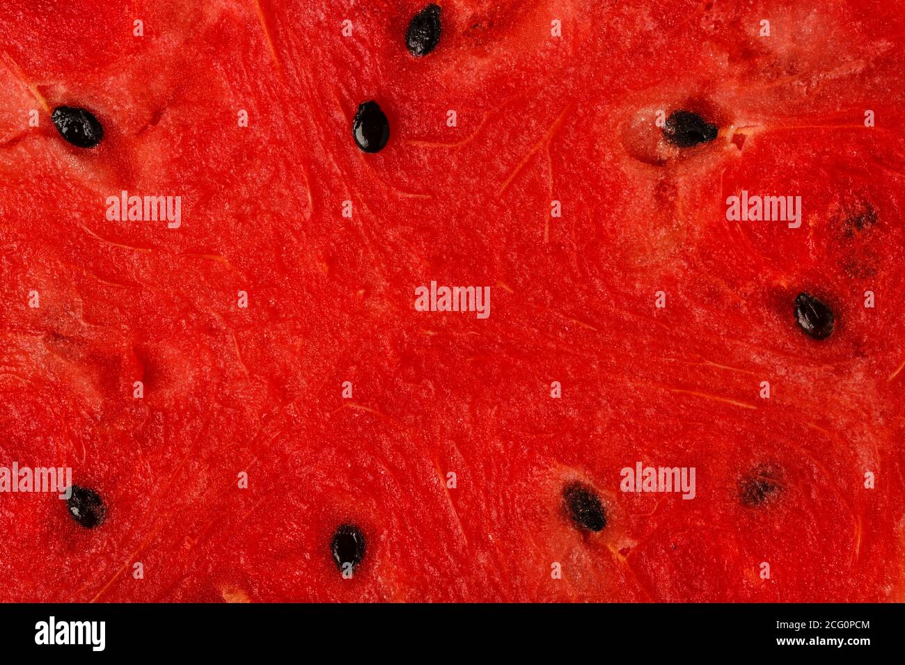 Das Fruchtfleisch einer roten saftigen Wassermelone mit Samen als Ein Hintergrund Stockfoto