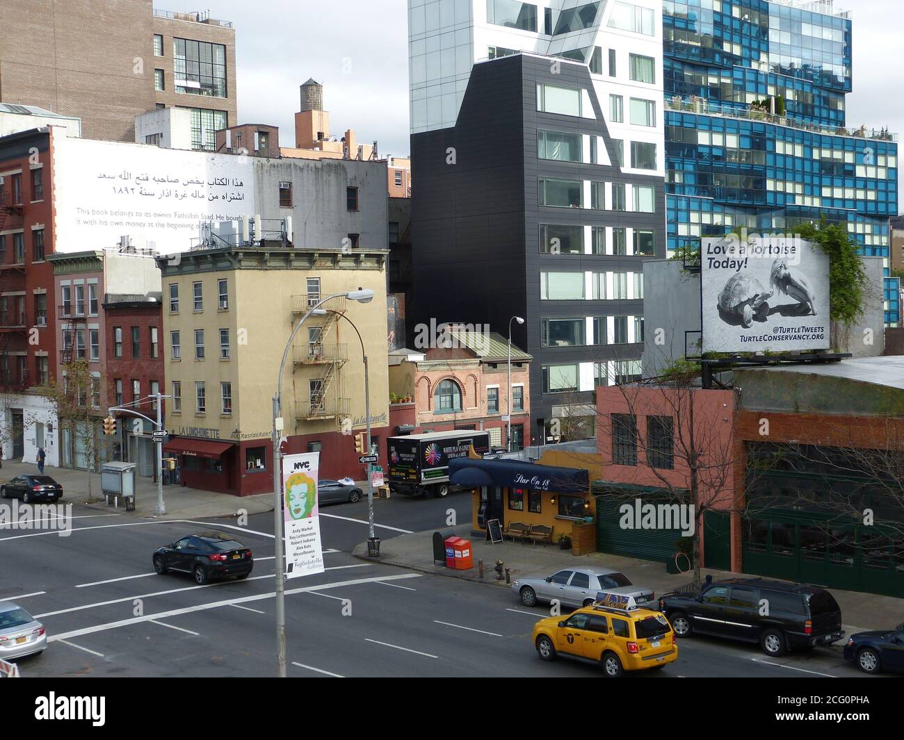 Blick auf die Straßen in New York, USA. Moderne und alte Architektur in NYC. 459 West 18th Street Wohnanlage, West Chelsea, Manhattan. Urbane Landschaft Stockfoto