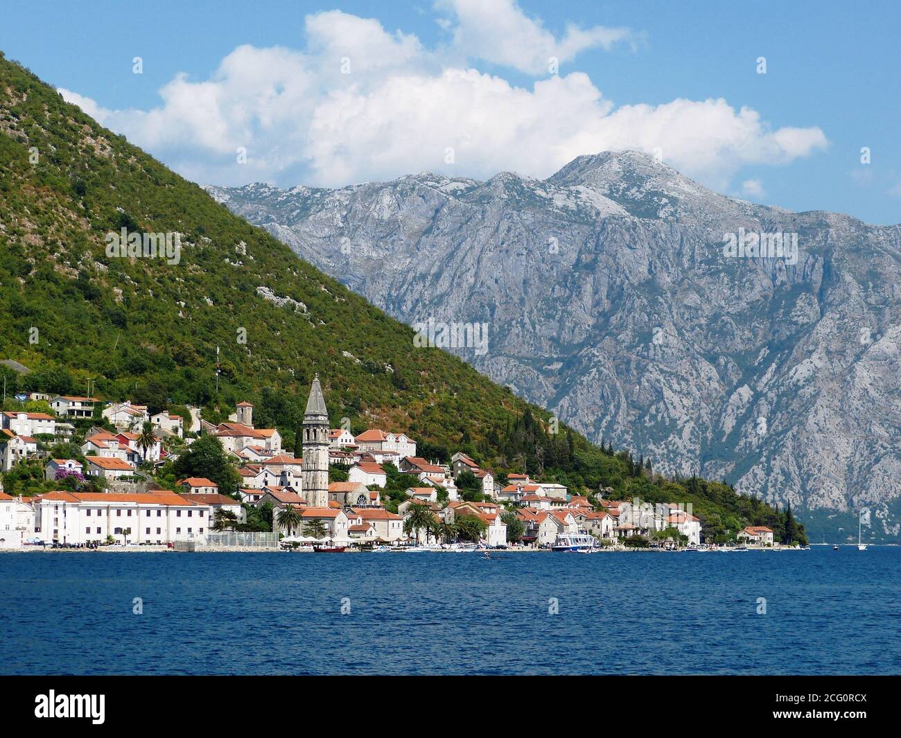 Schöne alte Stadt Perast, Crna gora. Bucht von Kotor (Boka Kotorska) ist die kurvenreiche Bucht der Adria in Montenegro. Dinarische Alpen Stockfoto