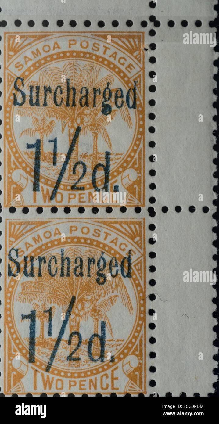 Samoa - John Davis Post Office - 1893 Perf 11 Paar des 1 1/2d-Überdrucks auf zwei Pence-Wert Stockfoto