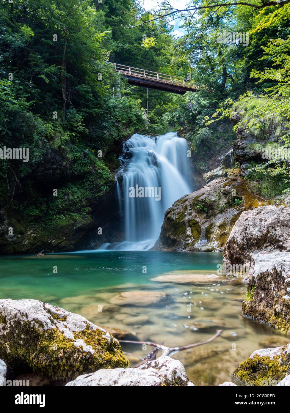 Lange Sicht auf den Wasserfall Sum in der Vintgar-Schlucht bei Bled, Slowenien Stockfoto