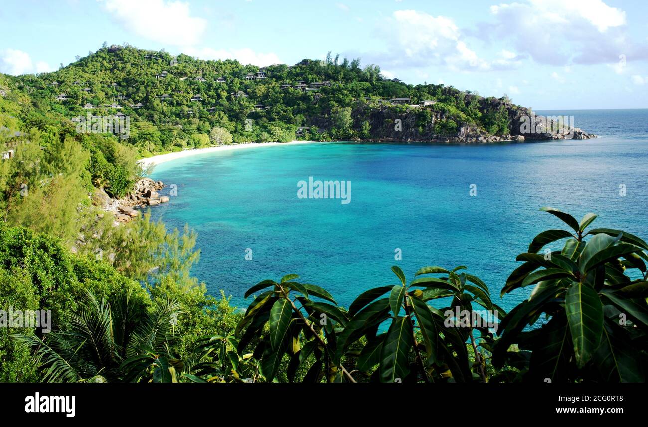 Luxusresort auf der exotischen Insel Seychellen. Wunderschöne blaue lagune. Üppiges tropisches Grün. Azure ruhigen indischen Ozean. Sommerurlaub. Weißer Sandstrand. Stockfoto