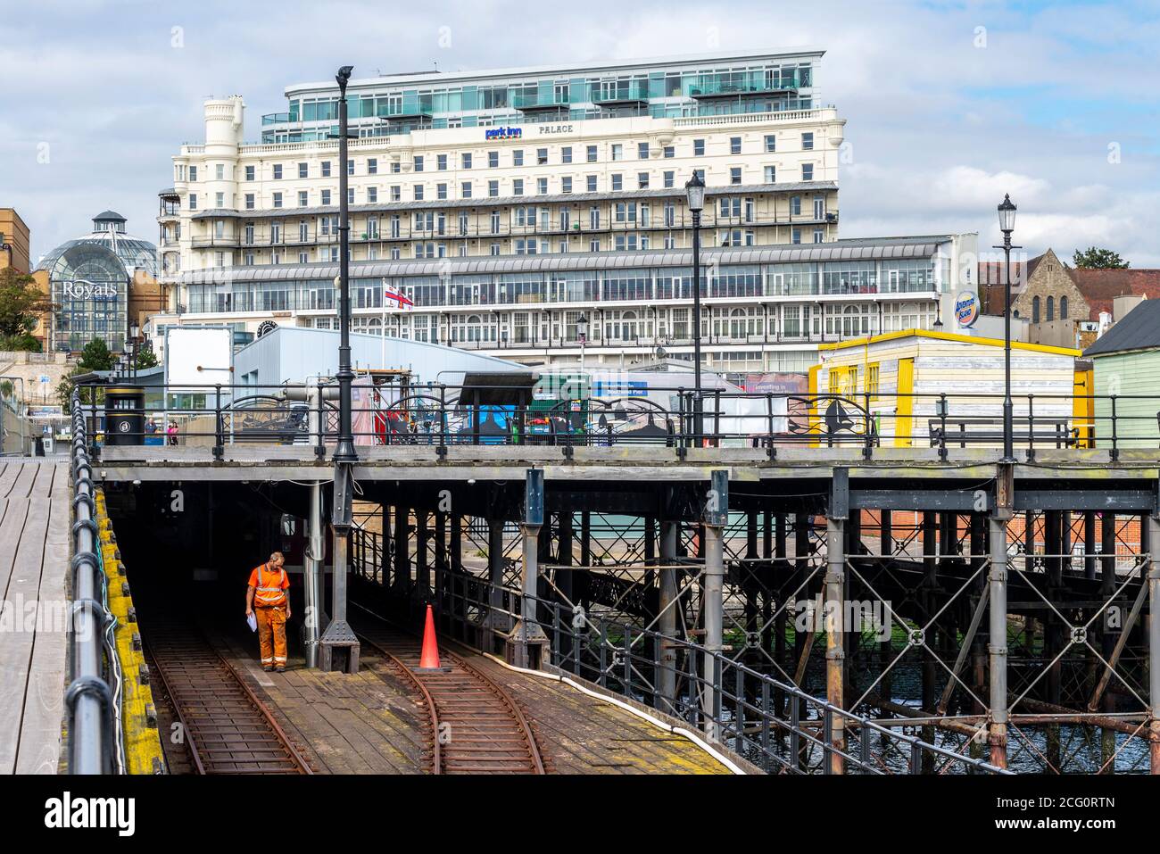 Pier Bahnhof Anfahrt auf Southend Pier, Southend on Sea, Essex, Großbritannien. Arbeiter auf dem Bahndeck. Wartung. Struktur der Eisenhütte. Eiserne Beine Stockfoto