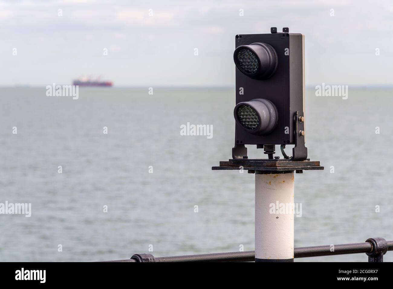 Lichtanlage der Pier-Eisenbahn am Southend Pier, Southend on Sea, Essex, Großbritannien. Lichtsteuerung bei einspurigen Betrieb Stockfoto