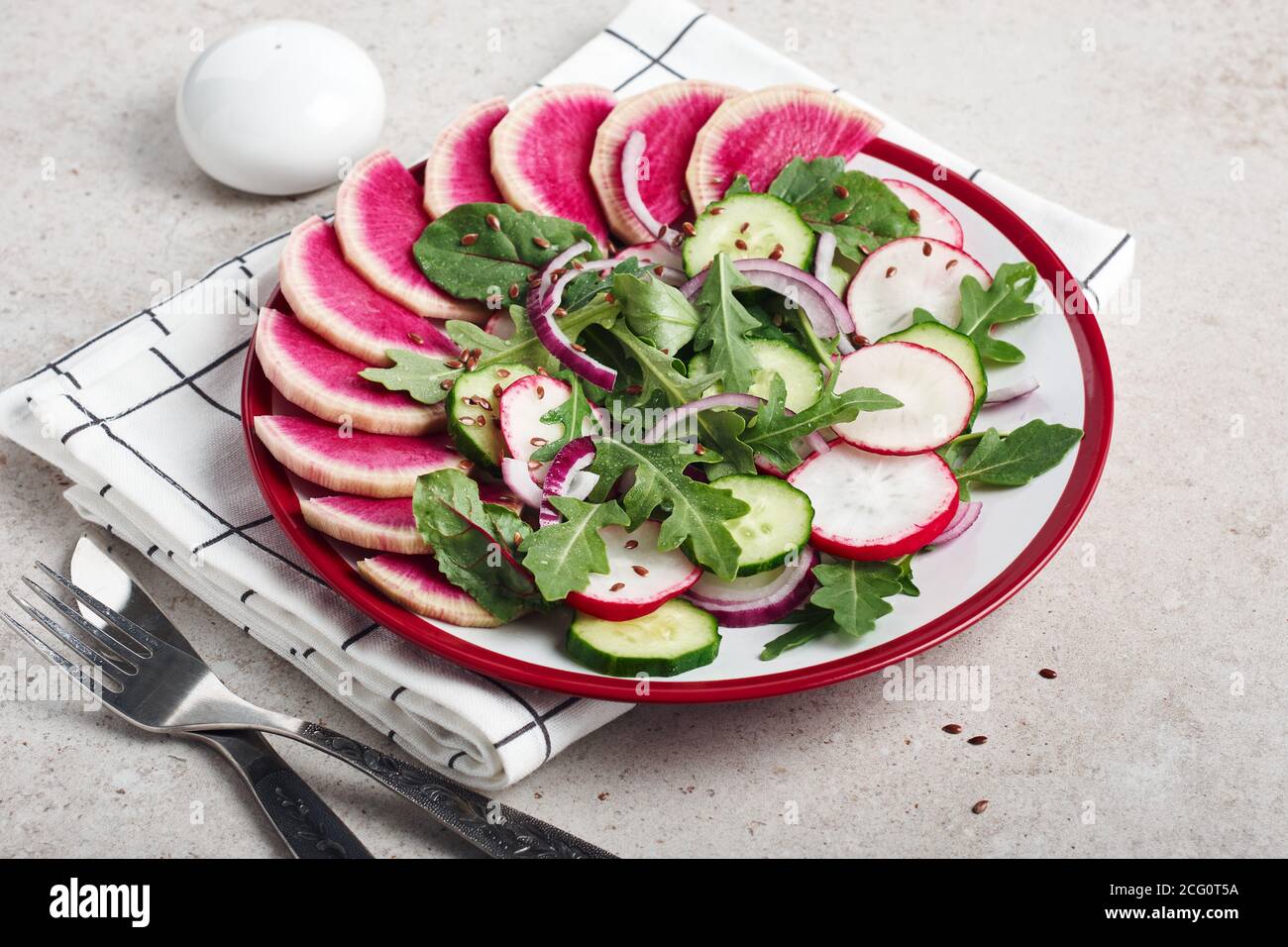 Salat mit Rettich, Gurke, roter Zwiebel und Rucola. Stockfoto